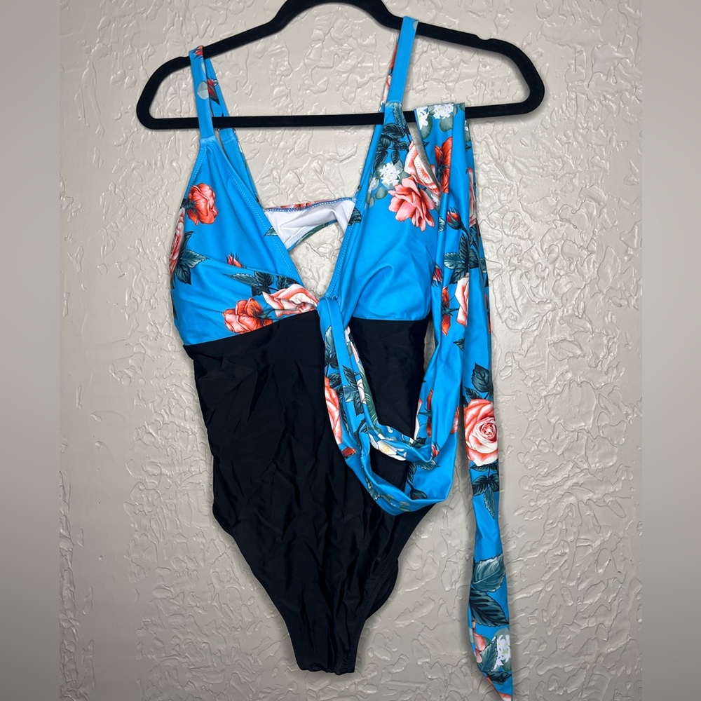Cupshe Blue and Black Floral Swimsuit with wrap around